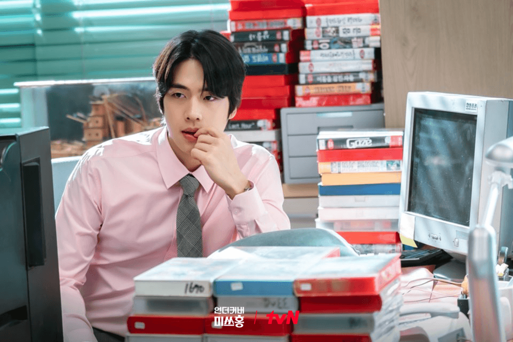 تشو هان غيول هو وريث عائلة ثرية محب للأفلام ويحلم بحياة خالية من الهموم في مسلسل "الآنسة هونغ المتخفية - Undercover Miss Hong"