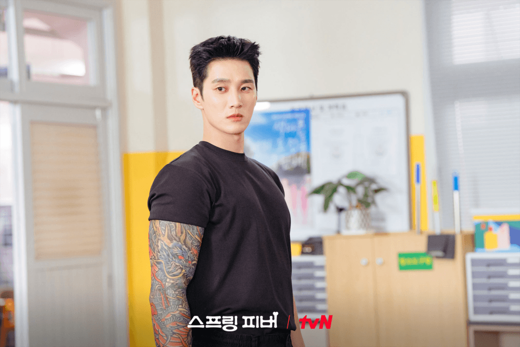 آهن بو هيون و تشا سيو وون صديقان سابقان، تحولا إلى منافسين رومانسيين في "حمى الربيع - Spring Fever"