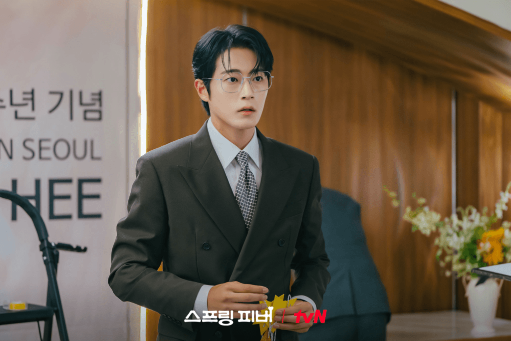 آهن بو هيون و تشا سيو وون صديقان سابقان، تحولا إلى منافسين رومانسيين في "حمى الربيع - Spring Fever"