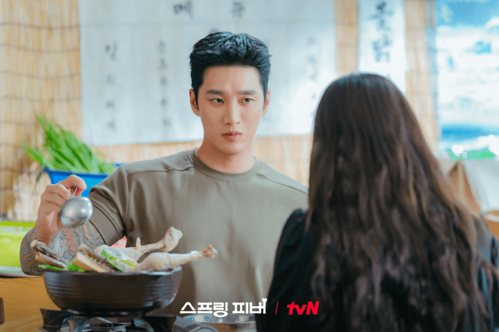 آهن بو هيون و تشا سيو وون صديقان سابقان، تحولا إلى منافسين رومانسيين في "حمى الربيع - Spring Fever"