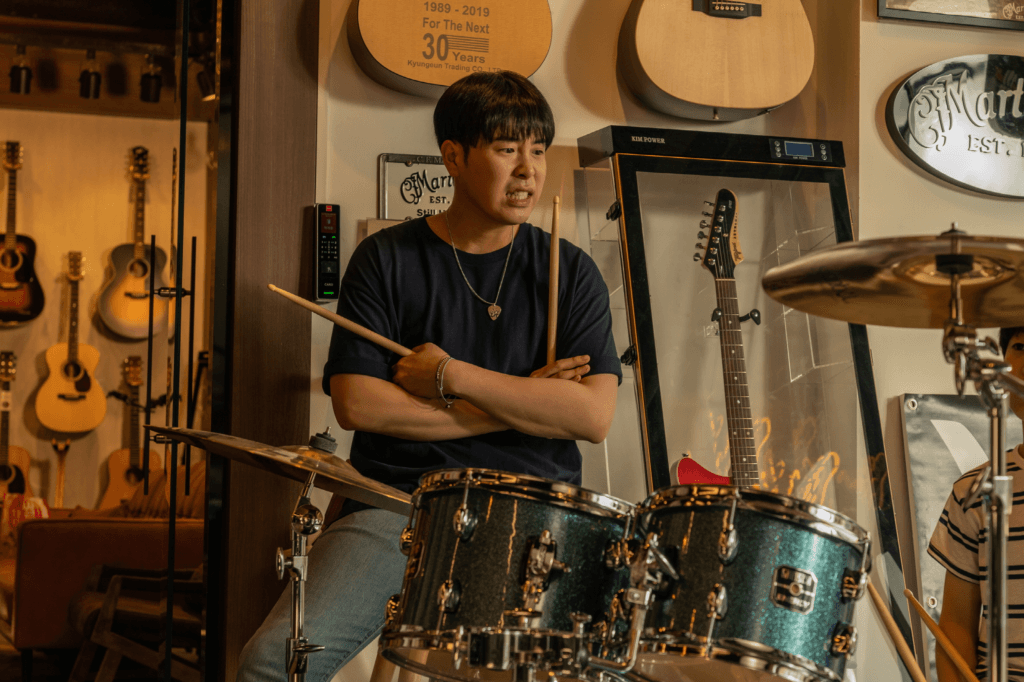 P.O هو الأخ الأصغر لـكوون سانغ وو الطيب ولكن الأخرق في "رجل القلب - HEARTMAN"