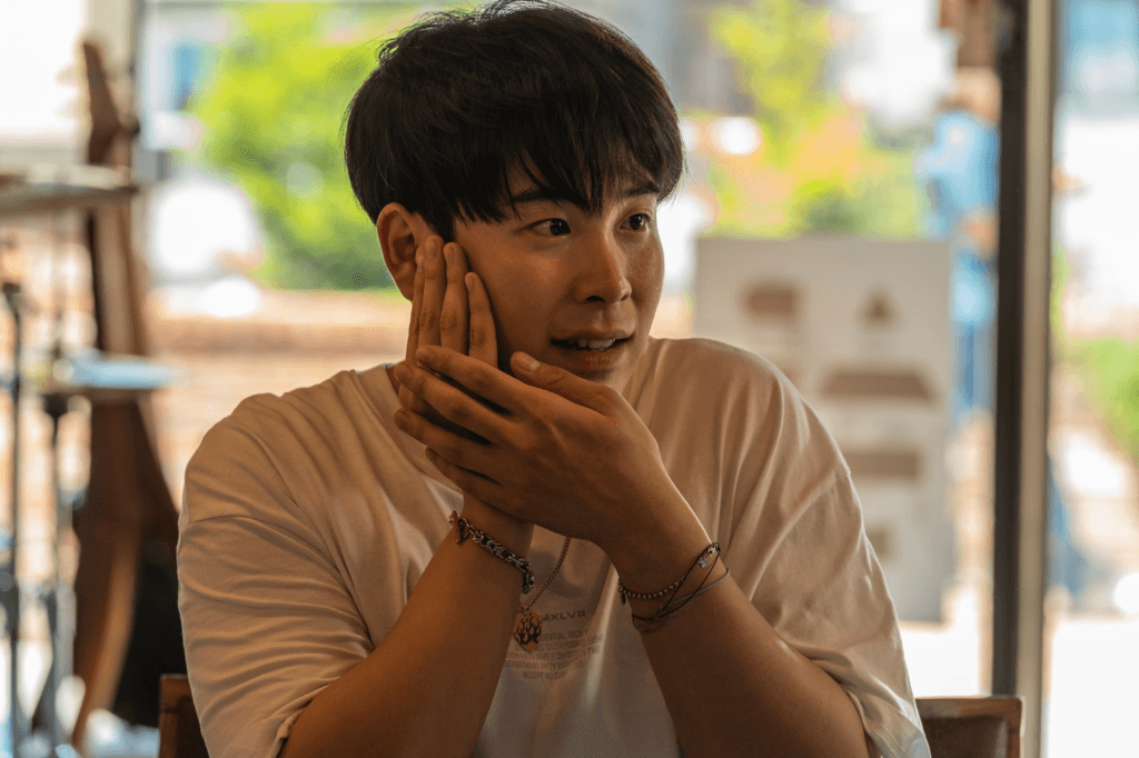 P.O هو الأخ الأصغر لـكوون سانغ وو الطيب ولكن الأخرق في "رجل القلب - HEARTMAN"