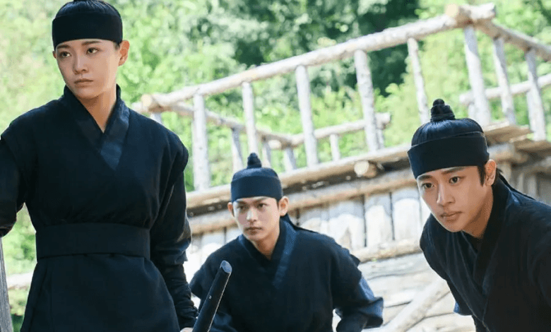 ينطلق كيم سي جونغ و لي شين يونغ و كوون جو سوك في مهمة تجسس خطيرة للإطاحة بجين غو في مسلسل “نهر القمر - Moon River”