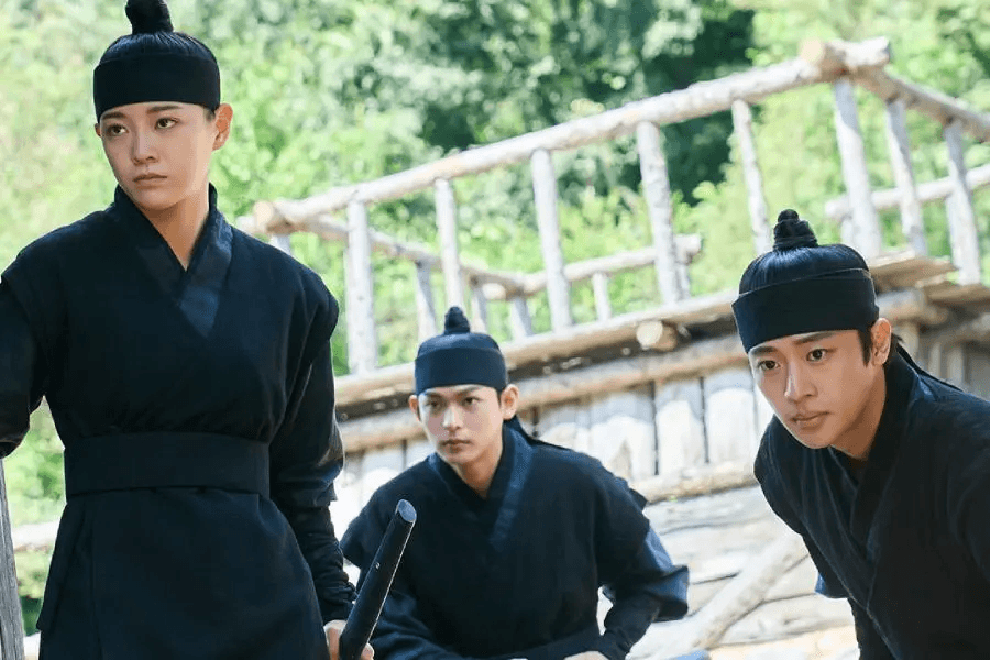 ينطلق كيم سي جونغ و لي شين يونغ و كوون جو سوك في مهمة تجسس خطيرة للإطاحة بجين غو في مسلسل “نهر القمر - Moon River”