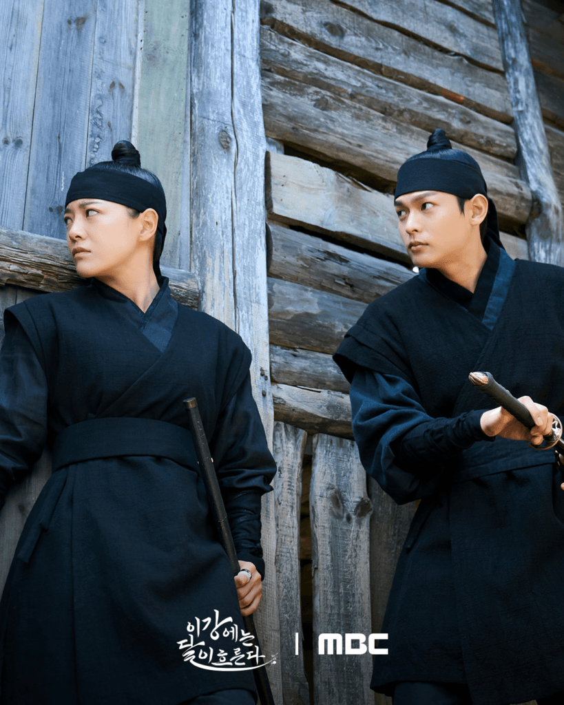 ينطلق كيم سي جونغ و لي شين يونغ و كوون جو سوك في مهمة تجسس خطيرة للإطاحة بجين غو في مسلسل “نهر القمر - Moon River”