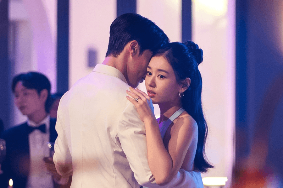 خمس لحظات رومانسية بين آن يون جين و جانغ كي يونغ في "قبلة الديناميت - Dynamite Kiss"