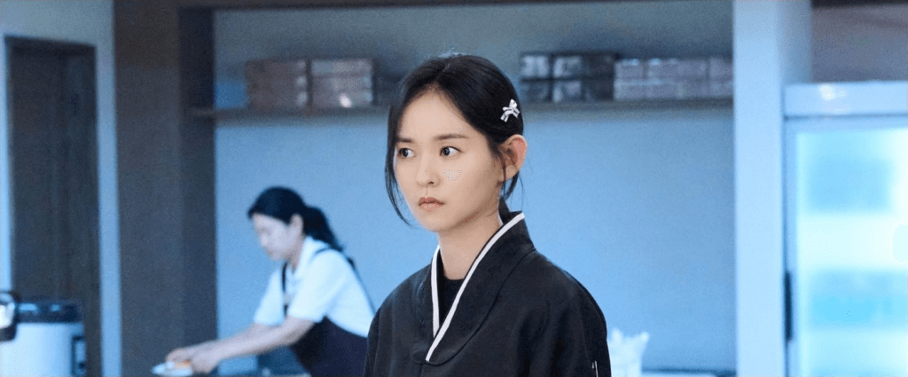 كيم يون هاي في حيرة بين حبيبها السابق وحبيبها الحالي في جنازة والدها في مسلسل "مسار الحب - Love Track"