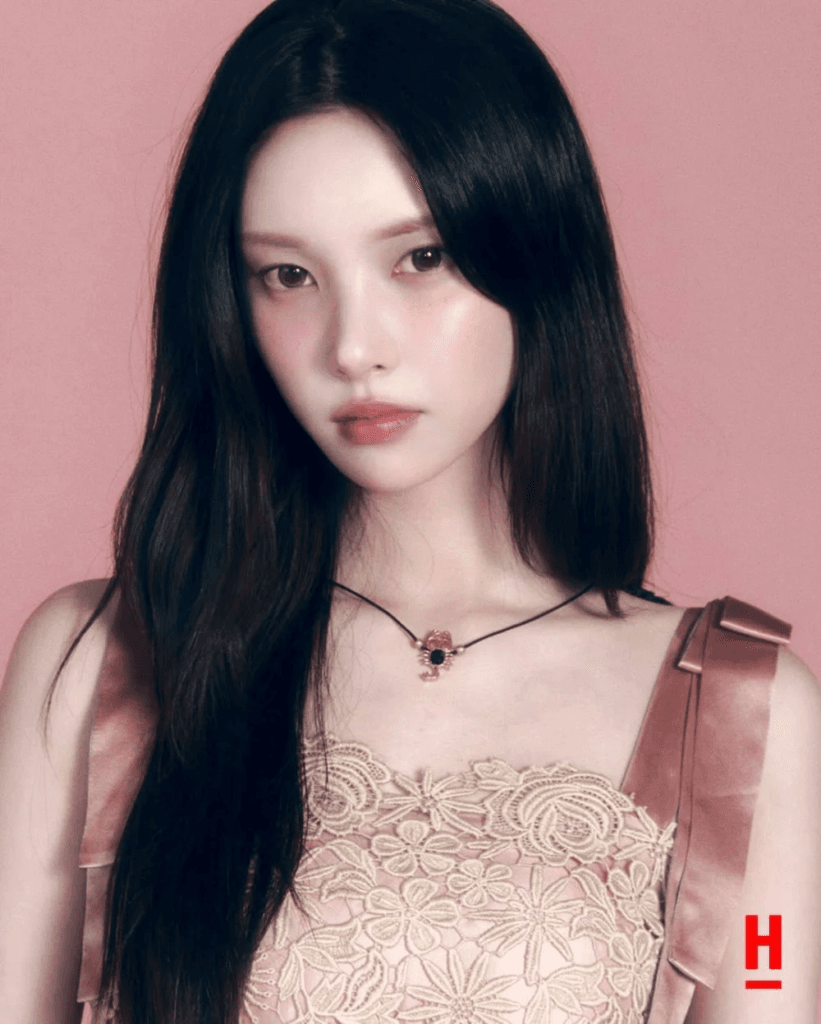 تستعرض فرقة ILLIT إطلالاتها الساحرة في جلسة تصوير جديدة مع دار فالنتينو.