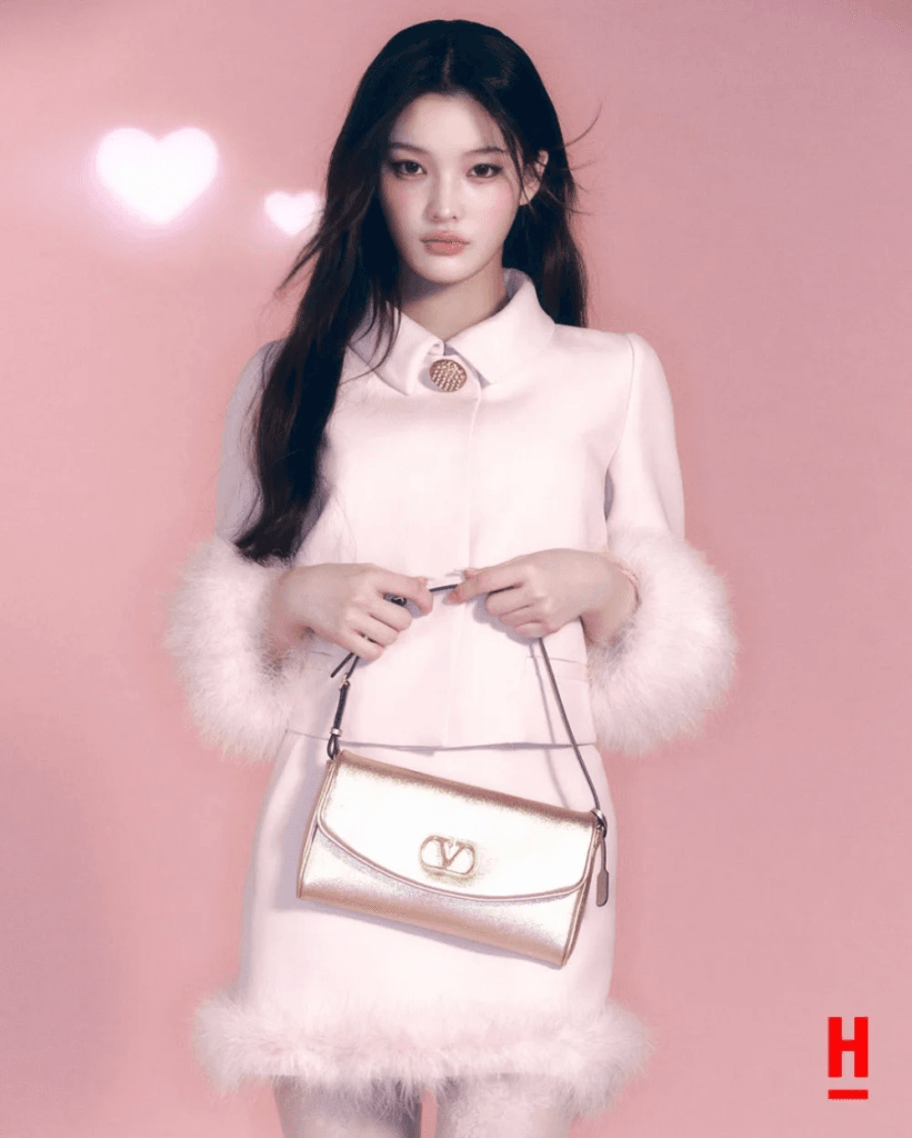 تستعرض فرقة ILLIT إطلالاتها الساحرة في جلسة تصوير جديدة مع دار فالنتينو.