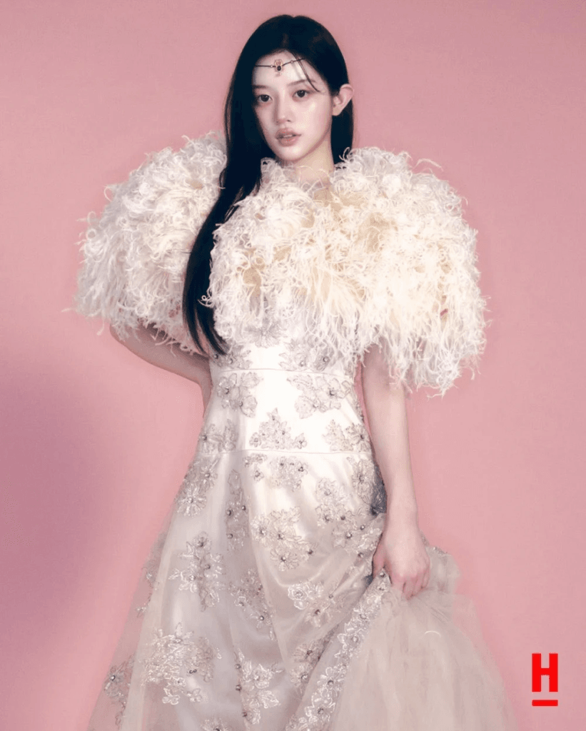 تستعرض فرقة ILLIT إطلالاتها الساحرة في جلسة تصوير جديدة مع دار فالنتينو.