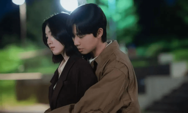 بارك سيو جون يعانق وون جي آن أثناء حديثهما عن انفصالهما الثاني في مسلسل "غداً بالتأكيد - Surely Tomorrow"