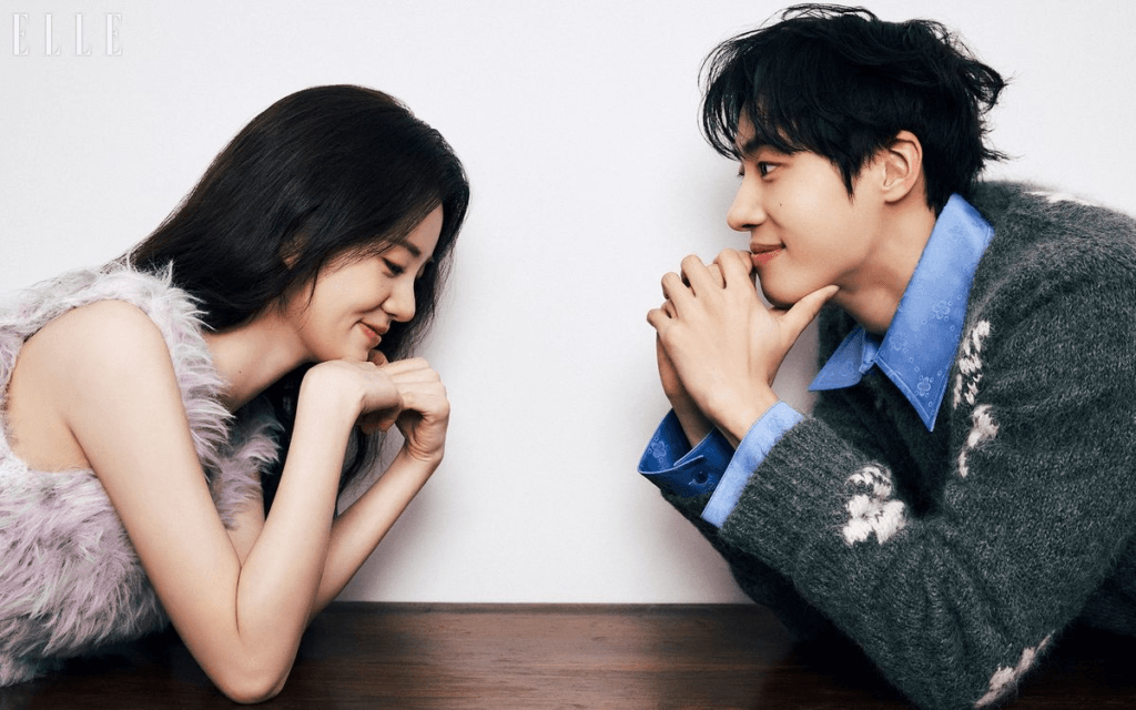 يتبادل تشو يونغ وو وشين سيا الإشادة، ويتحدثان عن فيلمهما الرومانسي، ويشاركان أفكارهما حول الحب