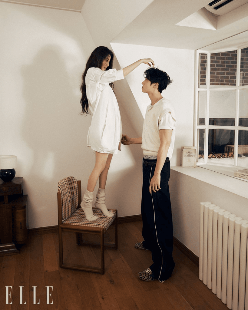 يتبادل تشو يونغ وو وشين سيا الإشادة، ويتحدثان عن فيلمهما الرومانسي، ويشاركان أفكارهما حول الحب