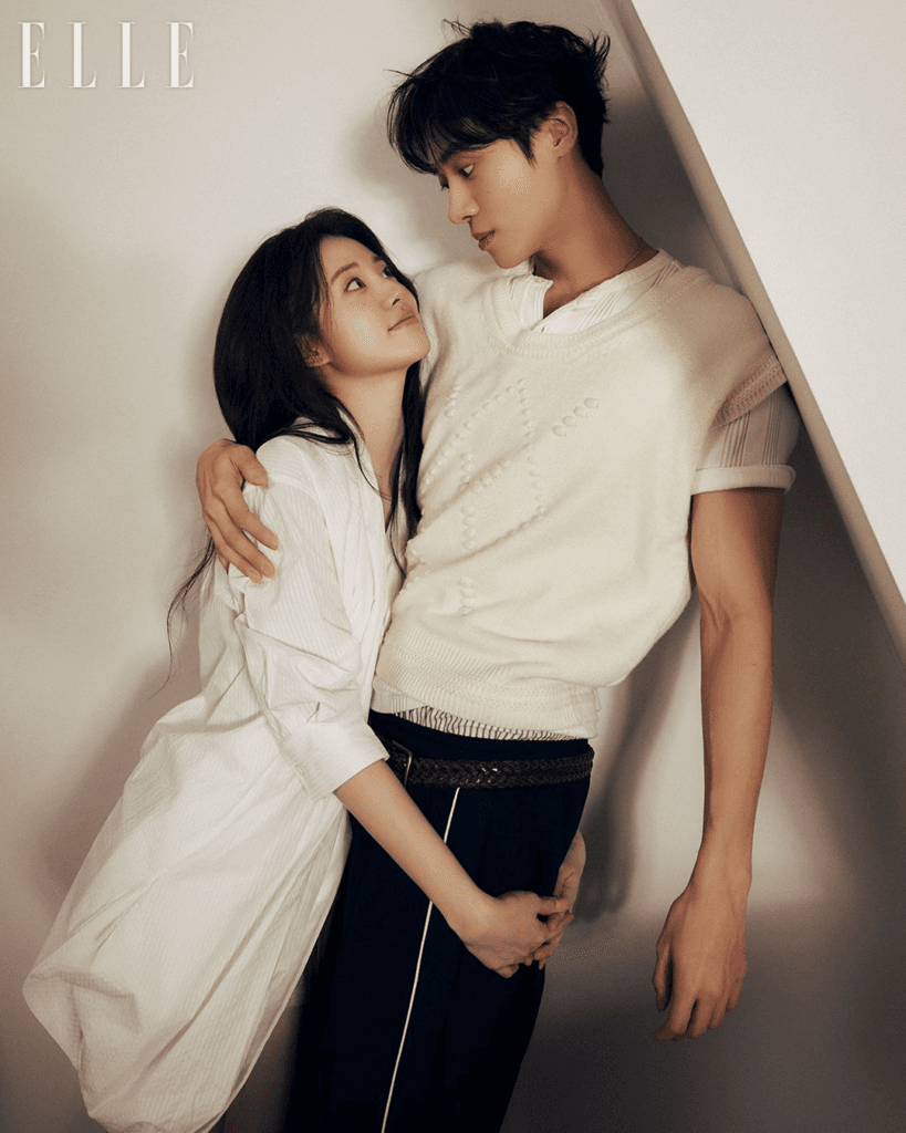 يتبادل تشو يونغ وو وشين سيا الإشادة، ويتحدثان عن فيلمهما الرومانسي، ويشاركان أفكارهما حول الحب