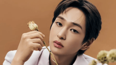 شاهد: أونيو من فرقة SHINee يكشف عن عصا الإضاءة المنفردة الجديدة