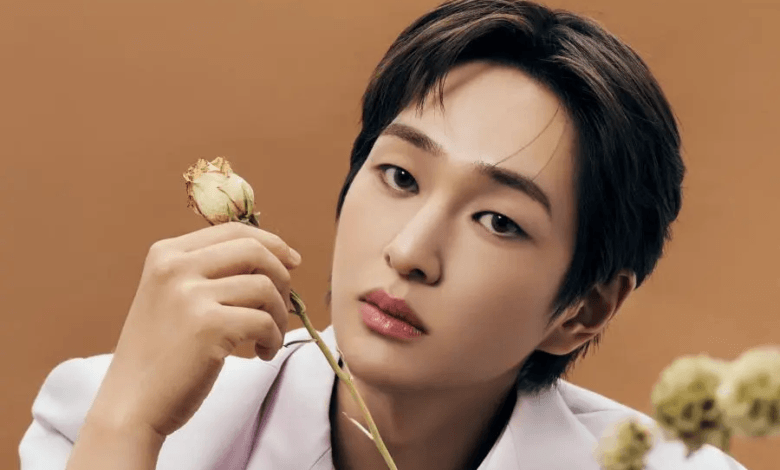 شاهد: أونيو من فرقة SHINee يكشف عن عصا الإضاءة المنفردة الجديدة