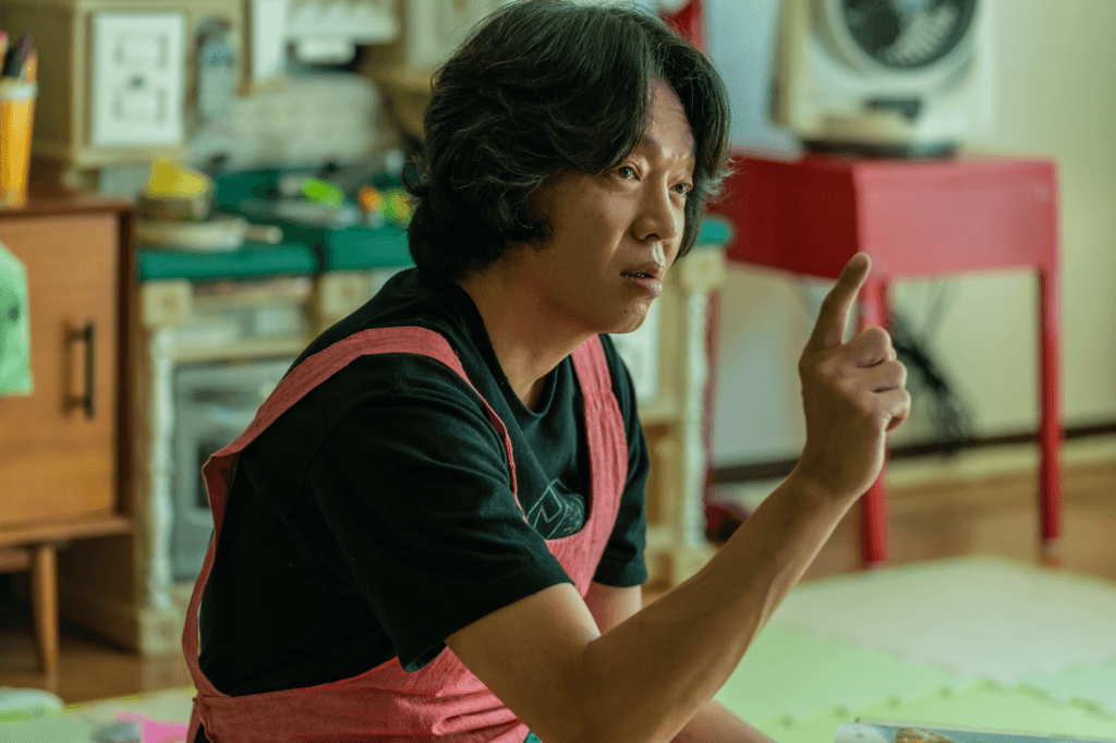 بارك جي هوان يكتشف سر كوون سانغ وو الذي لا يمكن ذكره في الفيلم الكوميدي الرومانسي الجديد "رجل القلب - HEARTMAN"