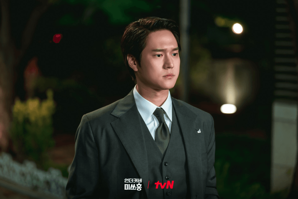 كو كيونغ بيو يلقي نظرة مريبة على بارك شين هاي التي تبدو أصغر من عمرها في الدراما الجديدة "الآنسة هونغ المتخفية - Undercover Miss Hong"