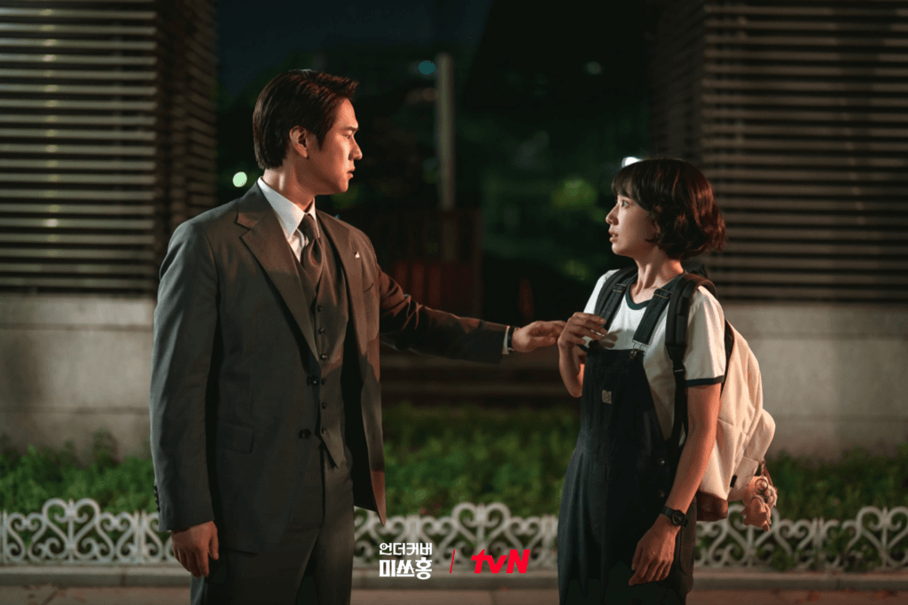 كو كيونغ بيو يلقي نظرة مريبة على بارك شين هاي التي تبدو أصغر من عمرها في الدراما الجديدة "الآنسة هونغ المتخفية - Undercover Miss Hong"