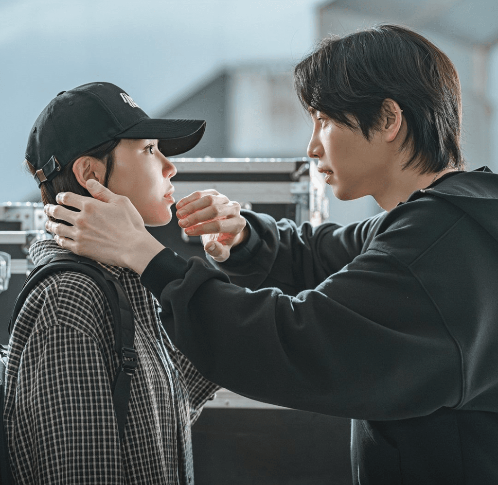 تلتقي سويونغ لأول مرة بالمغني كيم جاي يونغ في حفله الموسيقي، ثم تلتقي به مجدداً كمشتبه به في جريمة قتل في مسلسل "محامية الايدول - IDOL I" تلتقي سويونغ لأول مرة بالمغني كيم جاي يونغ في حفله الموسيقي، ثم تلتقي به مجدداً كمشتبه به في جريمة قتل في مسلسل "محامية الايدول - IDOL I"