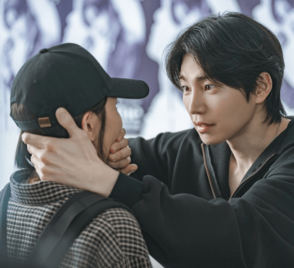 تلتقي سويونغ لأول مرة بالمغني كيم جاي يونغ في حفله الموسيقي، ثم تلتقي به مجدداً كمشتبه به في جريمة قتل في مسلسل "محامية الايدول - IDOL I" تلتقي سويونغ لأول مرة بالمغني كيم جاي يونغ في حفله الموسيقي، ثم تلتقي به مجدداً كمشتبه به في جريمة قتل في مسلسل "محامية الايدول - IDOL I"