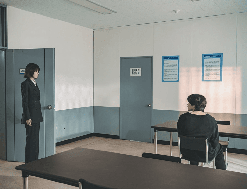 تلتقي سويونغ لأول مرة بالمغني كيم جاي يونغ في حفله الموسيقي، ثم تلتقي به مجدداً كمشتبه به في جريمة قتل في مسلسل "محامية الايدول - IDOL I" تلتقي سويونغ لأول مرة بالمغني كيم جاي يونغ في حفله الموسيقي، ثم تلتقي به مجدداً كمشتبه به في جريمة قتل في مسلسل "محامية الايدول - IDOL I"