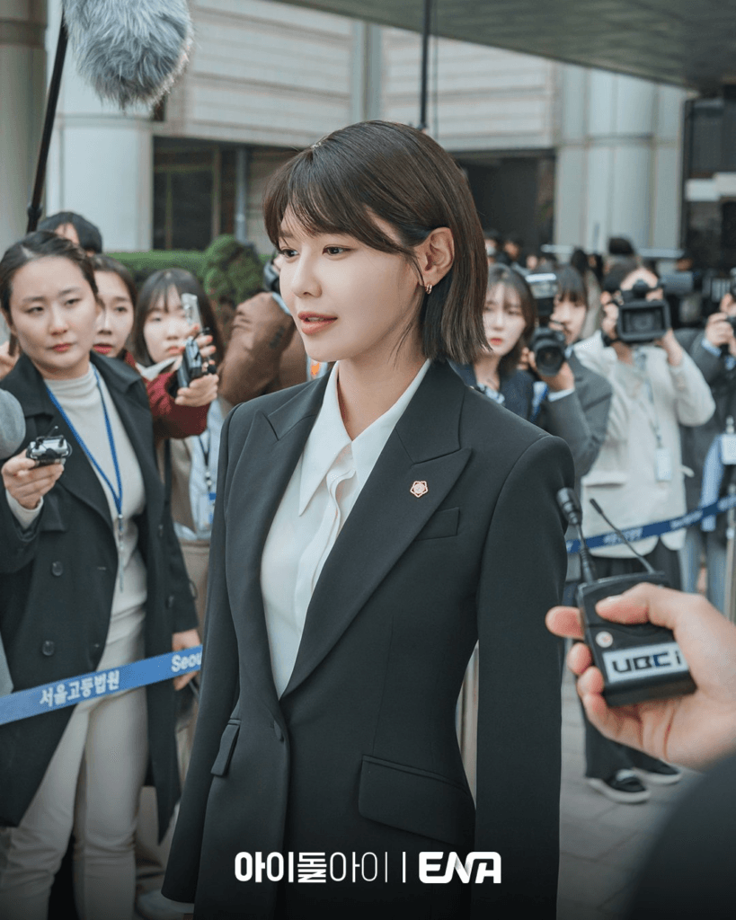 تلتقي سويونغ لأول مرة بالمغني كيم جاي يونغ في حفله الموسيقي، ثم تلتقي به مجدداً كمشتبه به في جريمة قتل في مسلسل "محامية الايدول - IDOL I" تلتقي سويونغ لأول مرة بالمغني كيم جاي يونغ في حفله الموسيقي، ثم تلتقي به مجدداً كمشتبه به في جريمة قتل في مسلسل "محامية الايدول - IDOL I"