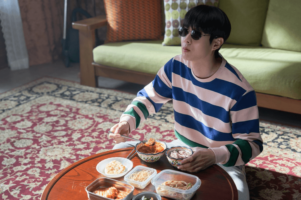 شاهد: تشوي وو شيك يرى أرقامًا غامضة تتناقص كلما تناول طعام والدته في إعلان تشويقي لفيلم جديد