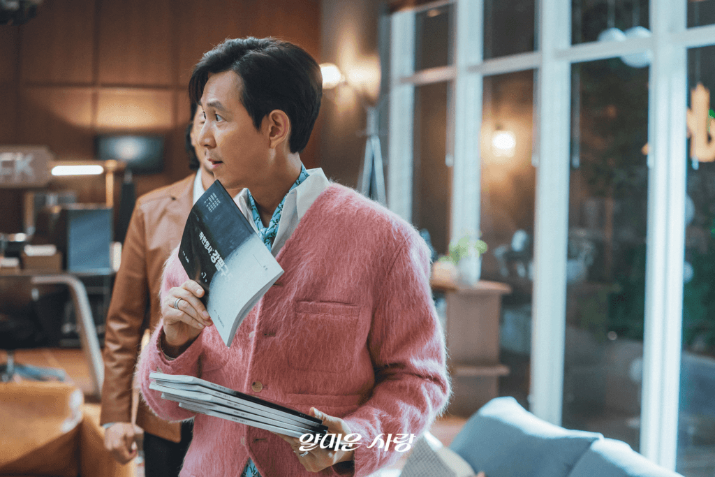 يستخدم لي جونغ جاي نصًا لم يُنشر بعد من مسلسله الدرامي للمغازلة مع ليم جي يون في مسلسل "يسعدني عدم مقابلتك - Nice To Not Meet You"