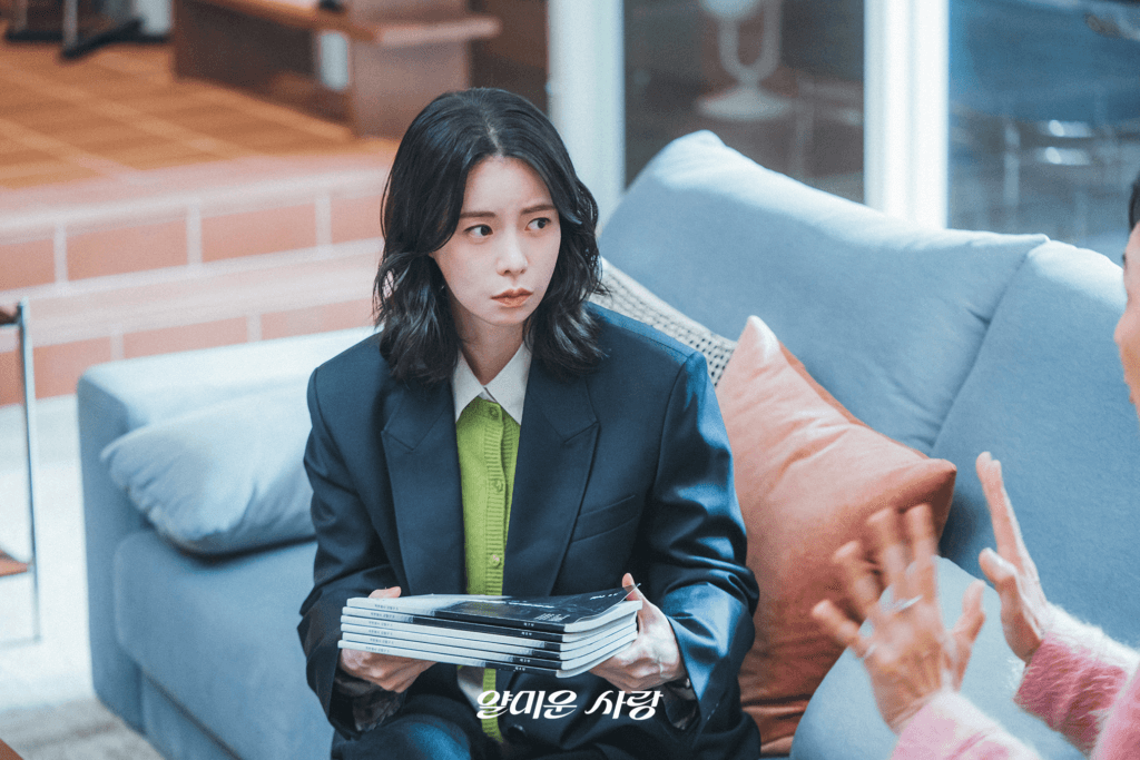 يستخدم لي جونغ جاي نصًا لم يُنشر بعد من مسلسله الدرامي للمغازلة مع ليم جي يون في مسلسل "يسعدني عدم مقابلتك - Nice To Not Meet You"