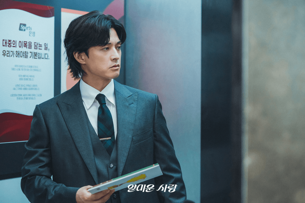 يستخدم لي جونغ جاي نصًا لم يُنشر بعد من مسلسله الدرامي للمغازلة مع ليم جي يون في مسلسل "يسعدني عدم مقابلتك - Nice To Not Meet You"