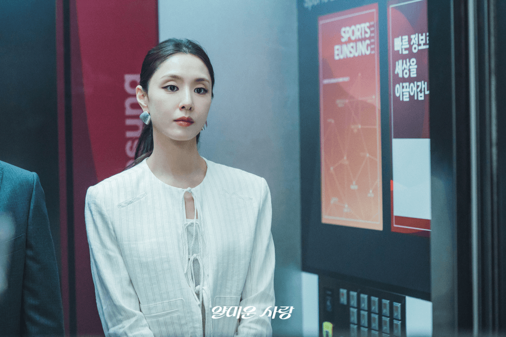 يستخدم لي جونغ جاي نصًا لم يُنشر بعد من مسلسله الدرامي للمغازلة مع ليم جي يون في مسلسل "يسعدني عدم مقابلتك - Nice To Not Meet You"