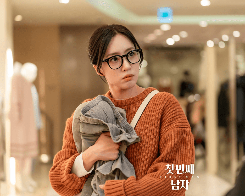 هام إيون جونغ ويون سون وو يشيران إلى بعضهما البعض بشك خلال لقاء محرج في مسلسل "الرجل الأول - First Man" هام إيون جونغ ويون سون وو يشيران إلى بعضهما البعض بشك خلال لقاء محرج في مسلسل "الرجل الأول - First Man"