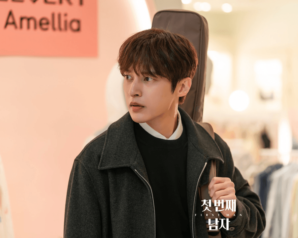 هام إيون جونغ ويون سون وو يشيران إلى بعضهما البعض بشك خلال لقاء محرج في مسلسل "الرجل الأول - First Man" هام إيون جونغ ويون سون وو يشيران إلى بعضهما البعض بشك خلال لقاء محرج في مسلسل "الرجل الأول - First Man"