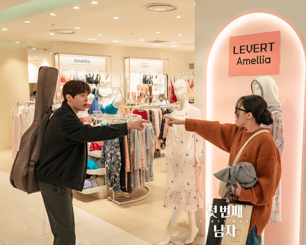 هام إيون جونغ ويون سون وو يشيران إلى بعضهما البعض بشك خلال لقاء محرج في مسلسل "الرجل الأول - First Man" هام إيون جونغ ويون سون وو يشيران إلى بعضهما البعض بشك خلال لقاء محرج في مسلسل "الرجل الأول - First Man"