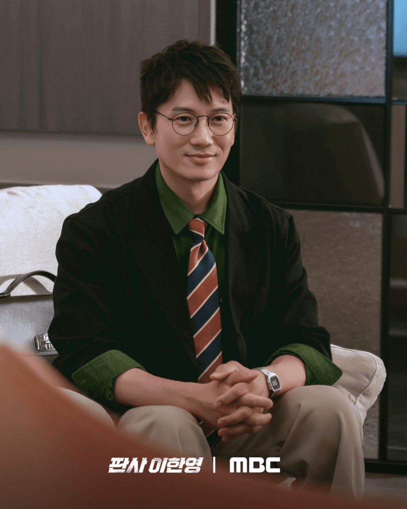 يُظهر جي سونغ حياةً متناقضة قبل وبعد حصوله على فرصة ثانية في الدراما الجديدة "عودة القاضي - The Judge Returns"