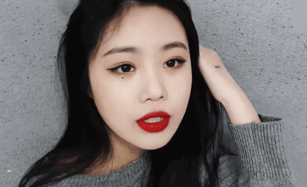 الآيدول الذين لديهم نقاط ساحرة على وجوههم