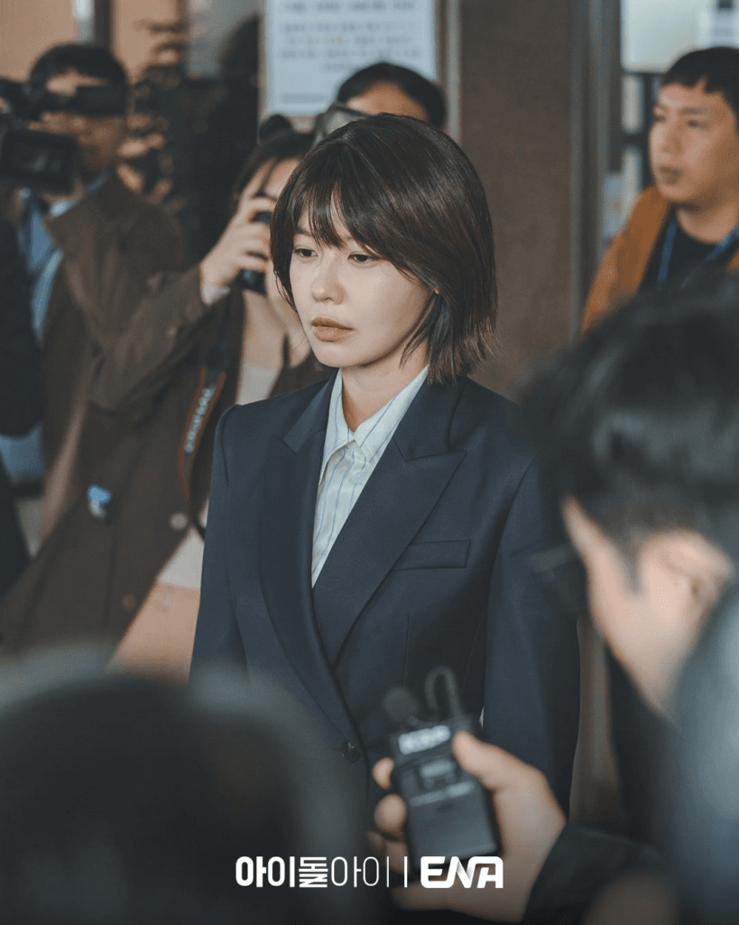 تدرس سويونغ مشتبه به في جريمة قتل، كيم جاي يونغ، الذي كان متحيزاً لها، بينما تحاول كشف حقيقته في مسلسل "محامية الايدول - IDOL I"