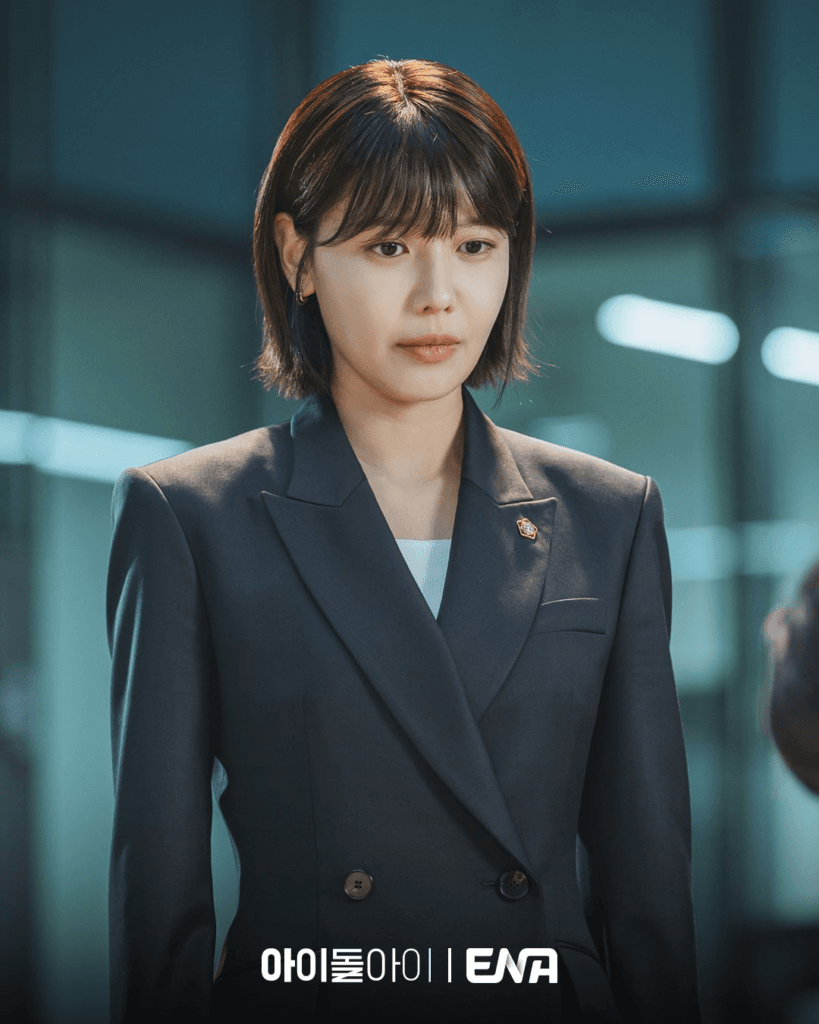 تدرس سويونغ مشتبه به في جريمة قتل، كيم جاي يونغ، الذي كان متحيزاً لها، بينما تحاول كشف حقيقته في مسلسل "محامية الايدول - IDOL I"