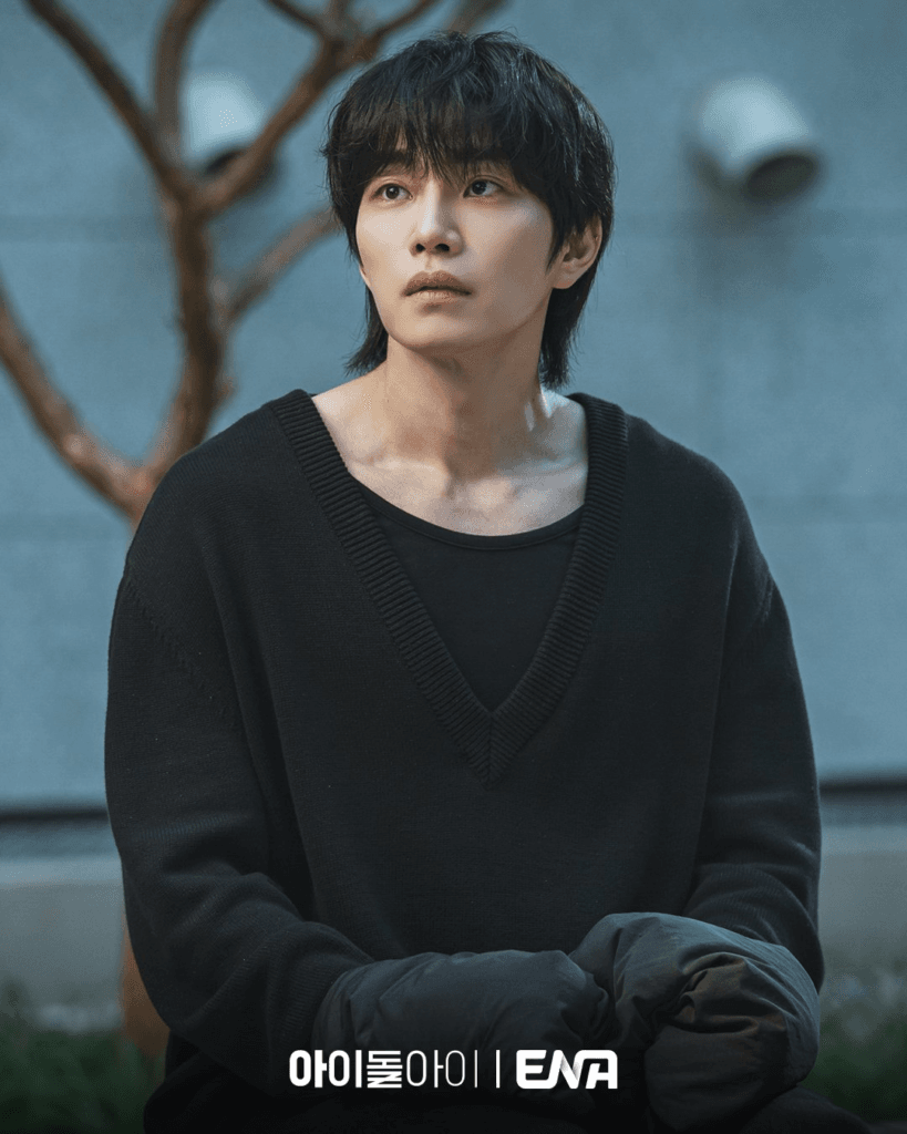 تدرس سويونغ مشتبه به في جريمة قتل، كيم جاي يونغ، الذي كان متحيزاً لها، بينما تحاول كشف حقيقته في مسلسل "محامية الايدول - IDOL I"