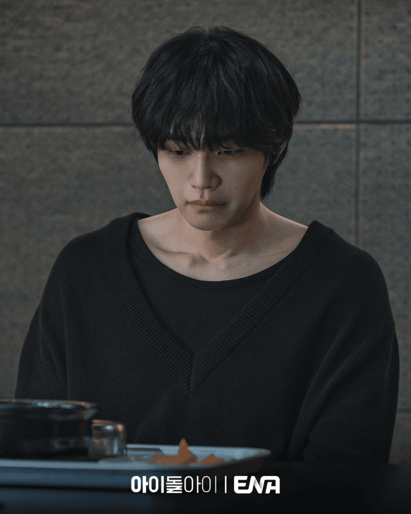 تدرس سويونغ مشتبه به في جريمة قتل، كيم جاي يونغ، الذي كان متحيزاً لها، بينما تحاول كشف حقيقته في مسلسل "محامية الايدول - IDOL I"