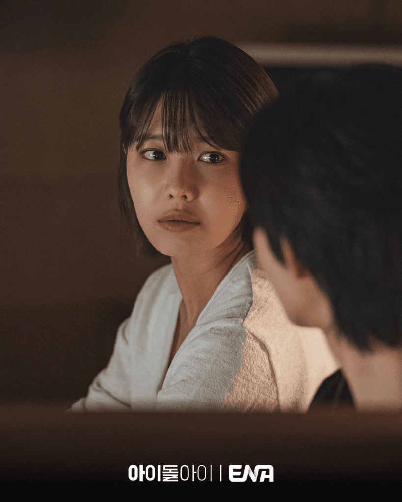 تدرس سويونغ مشتبه به في جريمة قتل، كيم جاي يونغ، الذي كان متحيزاً لها، بينما تحاول كشف حقيقته في مسلسل "محامية الايدول - IDOL I"