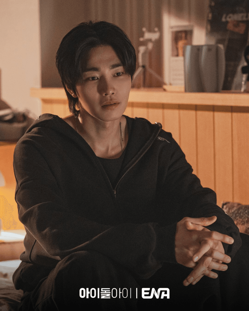 تدرس سويونغ مشتبه به في جريمة قتل، كيم جاي يونغ، الذي كان متحيزاً لها، بينما تحاول كشف حقيقته في مسلسل "محامية الايدول - IDOL I"