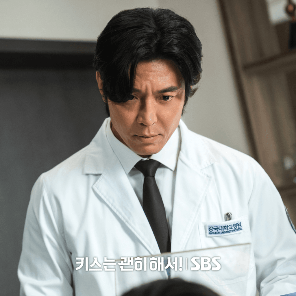 يتحول كيم جو هون وكواك سي يانغ إلى طبيب ومزارع في ظهور خاص لمسلسل "قبلة الديناميت - Dynamite Kiss"