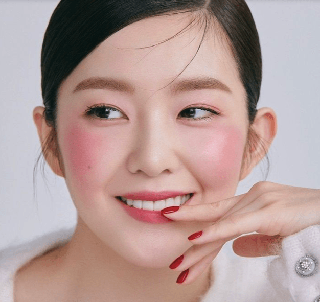 الآيدول الذين لديهم نقاط ساحرة على وجوههم