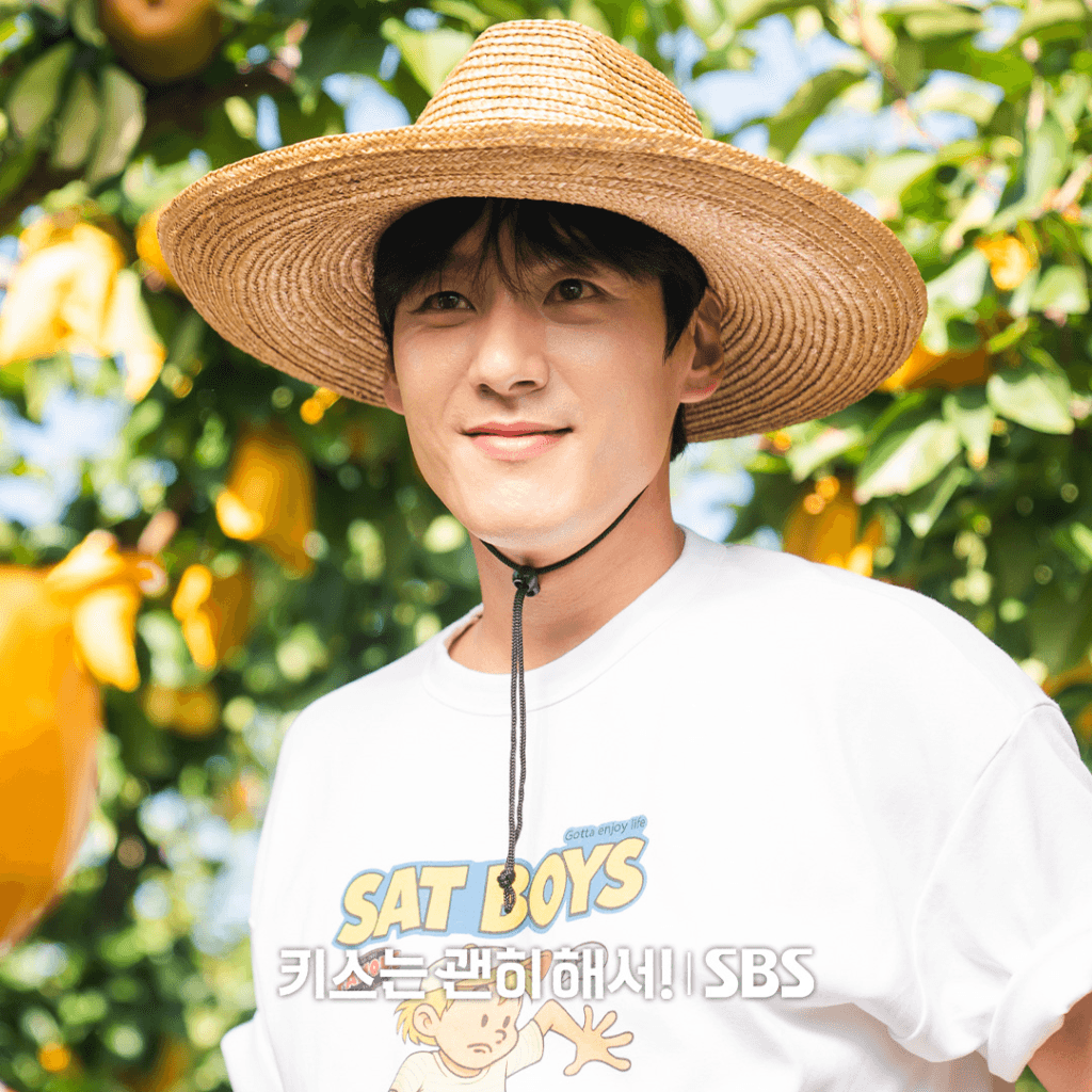 يتحول كيم جو هون وكواك سي يانغ إلى طبيب ومزارع في ظهور خاص لمسلسل "قبلة الديناميت - Dynamite Kiss"