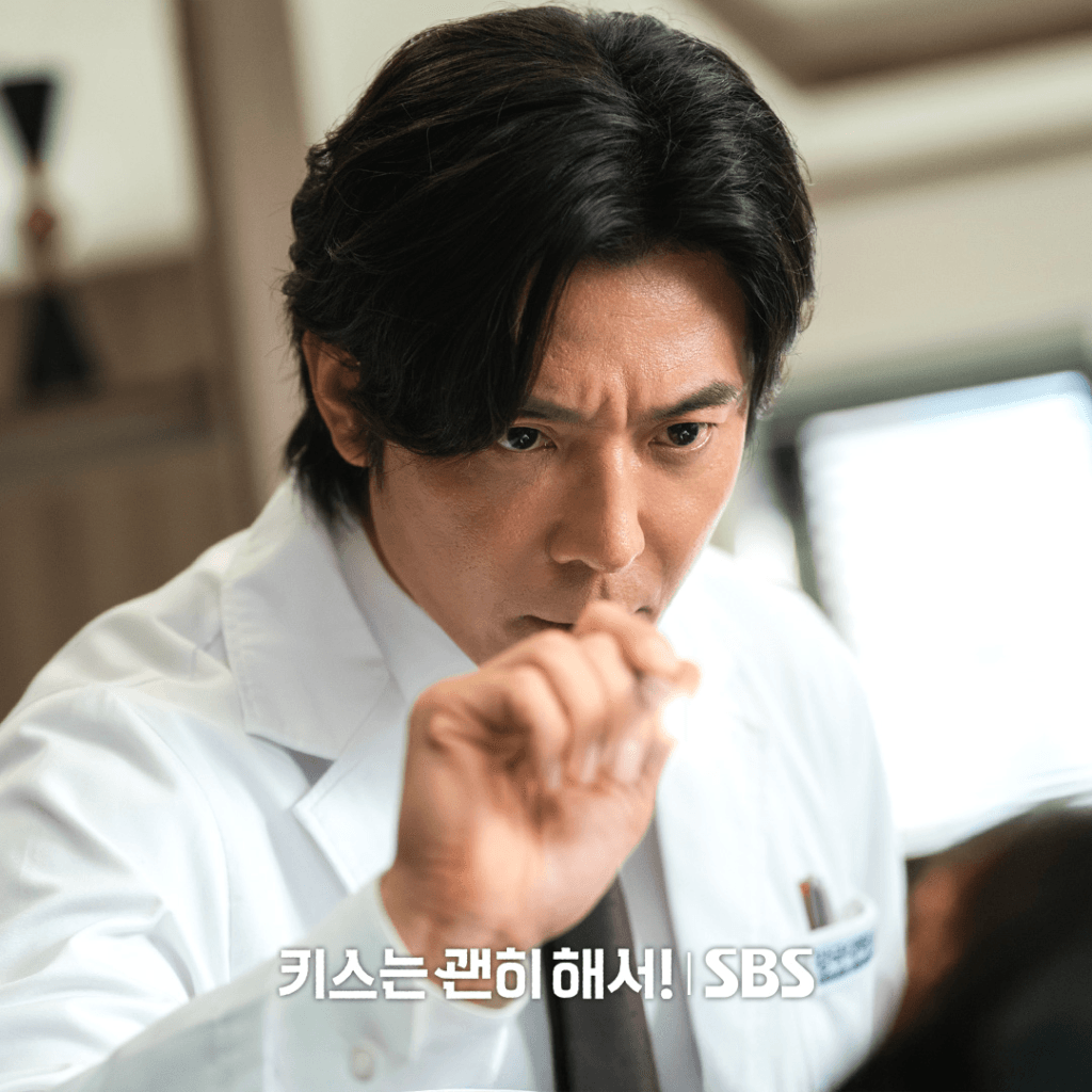 يتحول كيم جو هون وكواك سي يانغ إلى طبيب ومزارع في ظهور خاص لمسلسل "قبلة الديناميت - Dynamite Kiss"