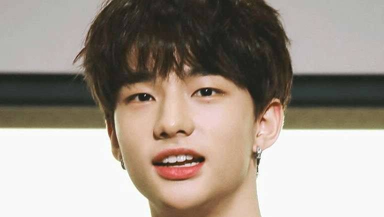 الآيدول الذين لديهم نقاط ساحرة على وجوههم