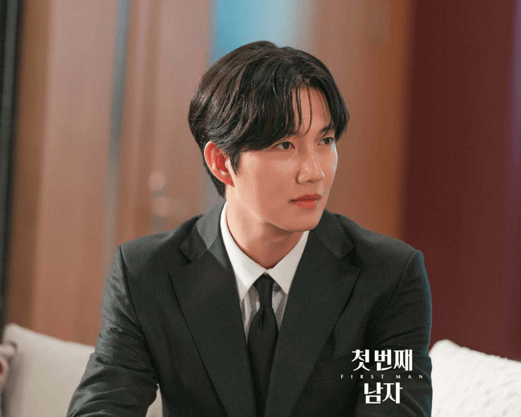 تصطدم ثقة بارك غون إيل الهادئة بسلطة أوه هيون كيونغ بينما تشاهد هام إيون جونغ ذلك في مسلسل "الرجل الأول - First Man" تصطدم ثقة بارك غون إيل الهادئة بسلطة أوه هيون كيونغ بينما تشاهد هام إيون جونغ ذلك في مسلسل "الرجل الأول - First Man"