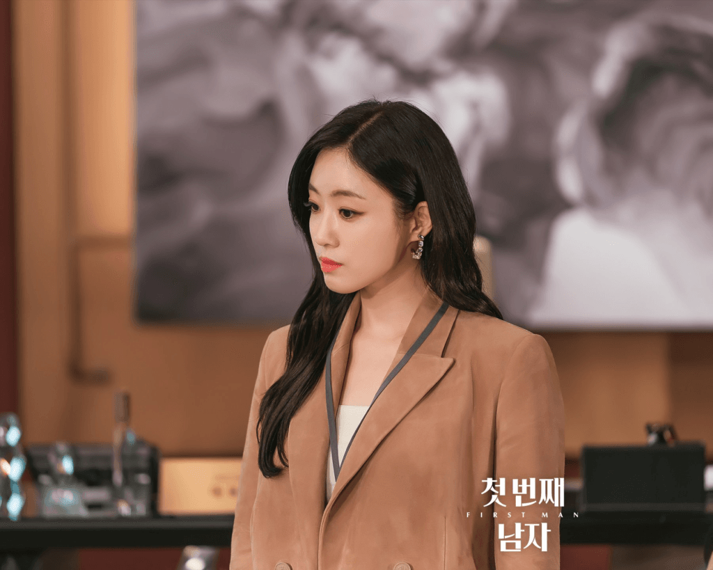 تصطدم ثقة بارك غون إيل الهادئة بسلطة أوه هيون كيونغ بينما تشاهد هام إيون جونغ ذلك في مسلسل "الرجل الأول - First Man" تصطدم ثقة بارك غون إيل الهادئة بسلطة أوه هيون كيونغ بينما تشاهد هام إيون جونغ ذلك في مسلسل "الرجل الأول - First Man"